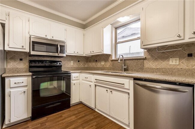 Building Photo - 3313 Meadow Ln