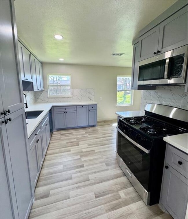 Building Photo - 4414 Howcher St