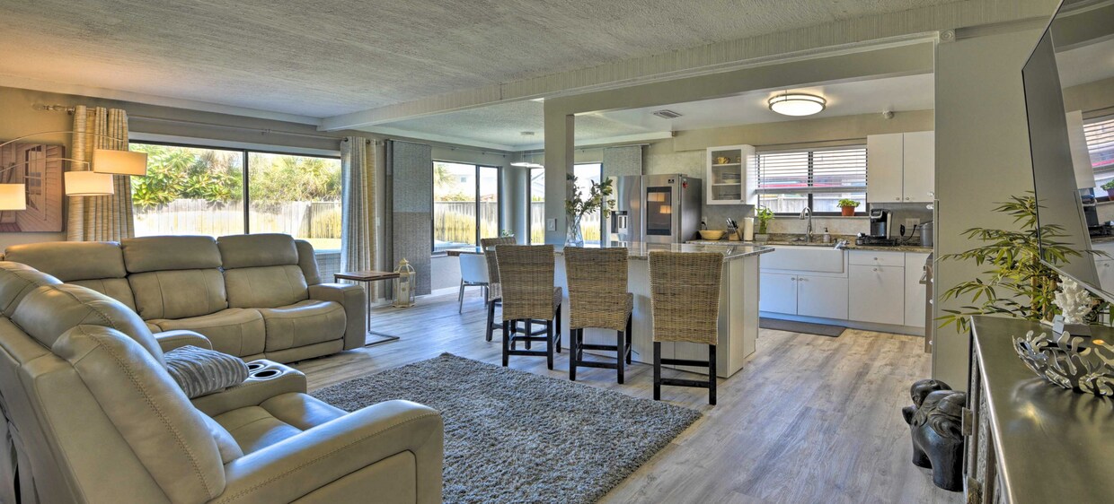 Foto principal - WALK TO THE BEACH! 4 bed, 2 bath, 2 car ga...