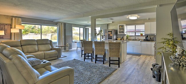 Foto del edificio - WALK TO THE BEACH! 4 bed, 2 bath, 2 car ga...