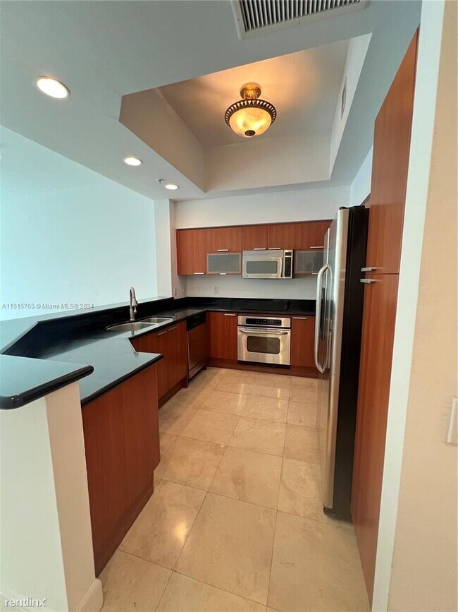 Building Photo - 3 br, 3 bath Condo - 15051 Royal Oaks Ln A...