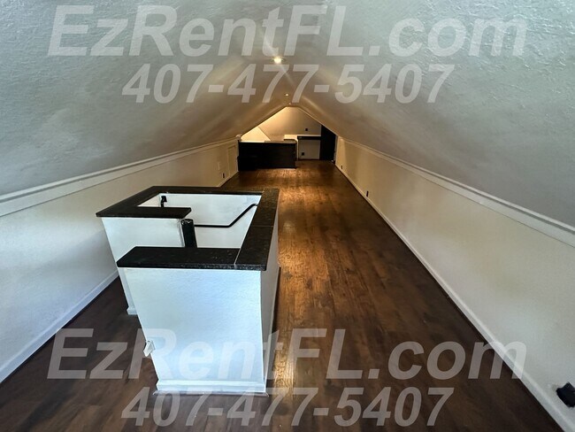 Building Photo - 2nd Floor Attic Studio Apt w/ Kitchenette ...