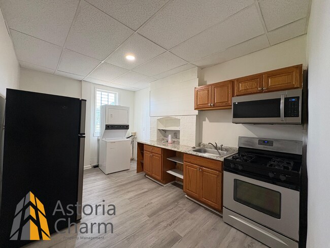 Foto del edificio - Updated 4 BR Home with Spacious Yard & Pre...