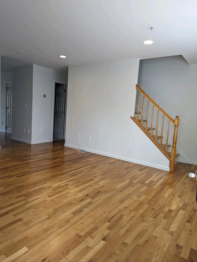 Building Photo - 100 Halstead Ave