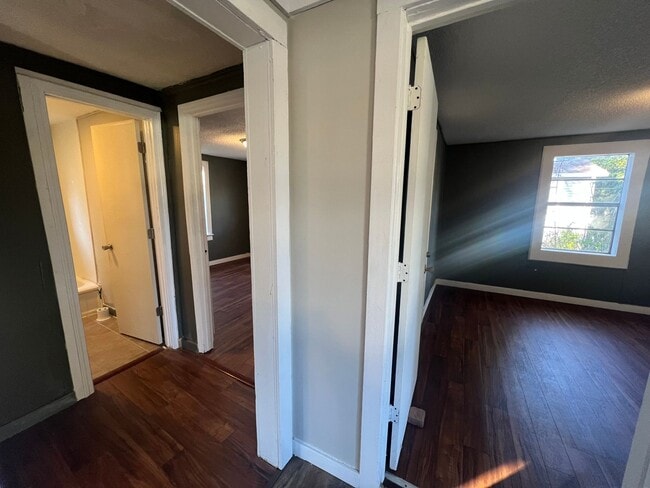 Building Photo - 2 Bedroom 1 Bathroom Home off Fosters Ferry