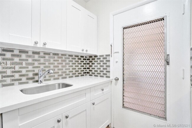 Foto del edificio - 218 Santillane Ave