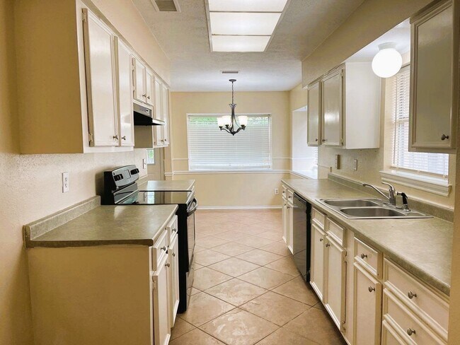 Foto del edificio - 5615 Lynngate Dr