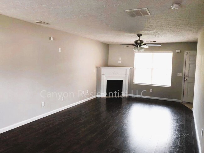 Building Photo - Recently Renovated!!Beautiful 3BR home.