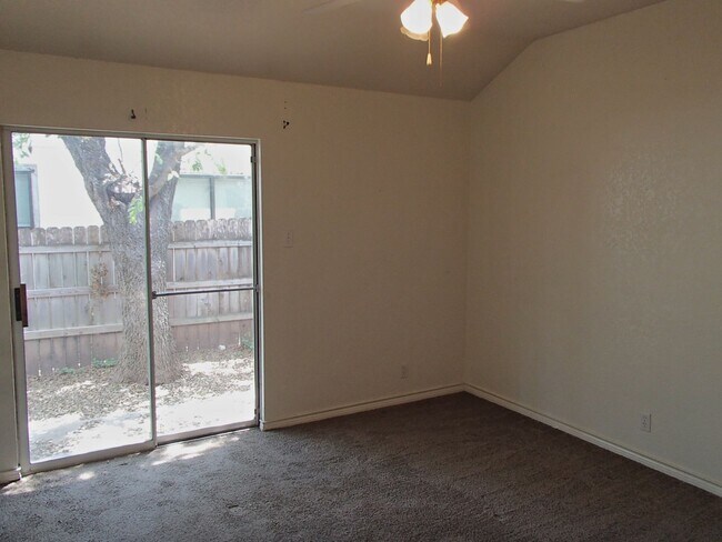 Building Photo - 1004