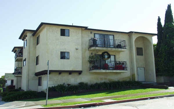 Primary Photo - 305 W Santa Cruz St