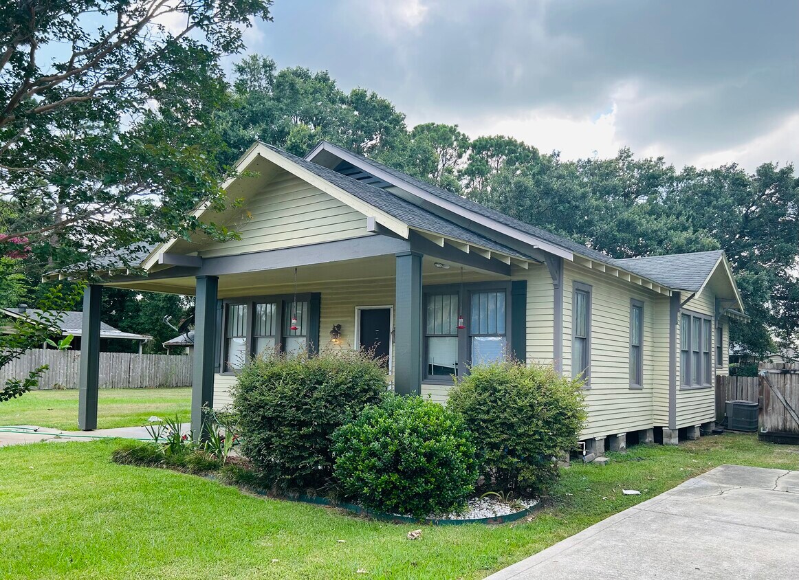Building Photo - 114 Sycamore Dr