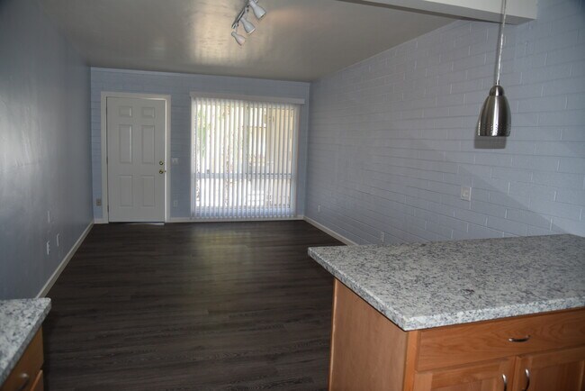 Foto del edificio - 6804 E 2nd St