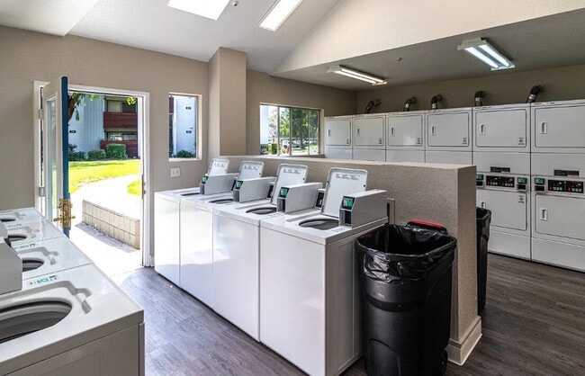 Foto del edificio - GATEWAY APARTMENTS