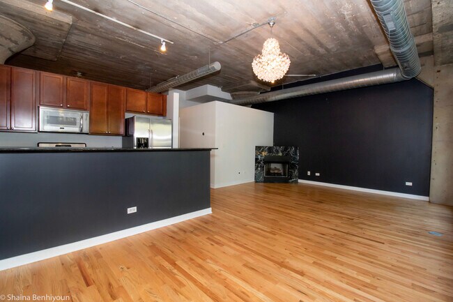 Building Photo - 1069 W 14th Pl