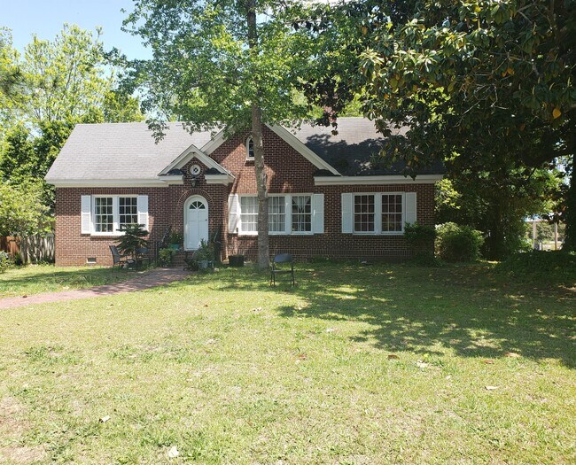 Building Photo - 102 N Oak St