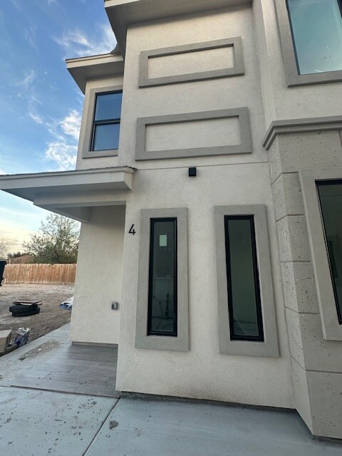 Building Photo - 1117 E Esperanza Ave