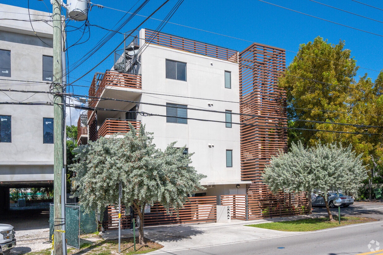 L’Uccello Condominiums Apartments in Coconut Grove, FL