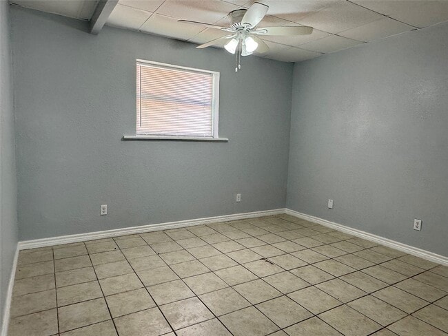 Building Photo - 218 Water Glen Dr