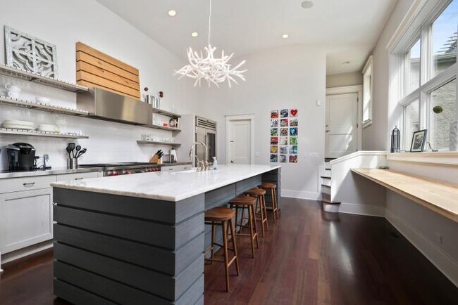 Building Photo - 6 bedroom in Chicago IL 60622