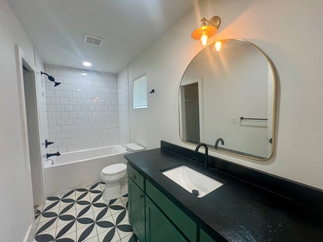 Building Photo - 858 NW B St