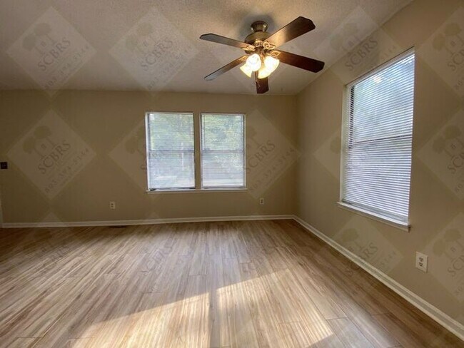 Building Photo - 3 bedroom, 1.5 bath - Great Location 29223