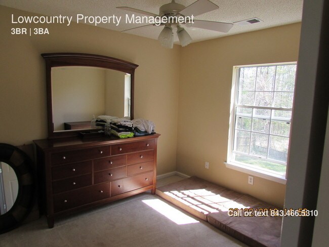 Building Photo - 3037 Maple Leaf Dr