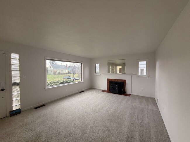 Building Photo - Quiet and Cozy 3 BD, 2 BA W/ 2 Car Garage in Tacoma!