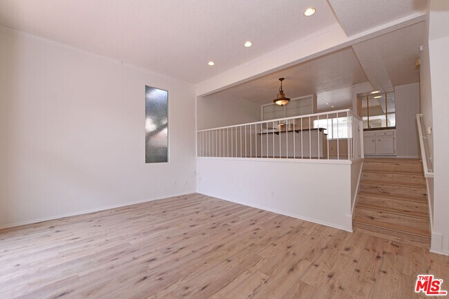 Building Photo - 4305 Redwood Ave