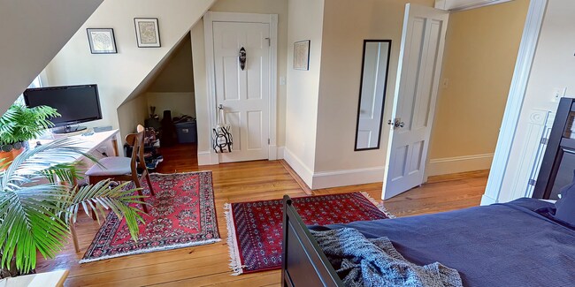 Building Photo - Gorgeous five bedroom in Brighton availabl...