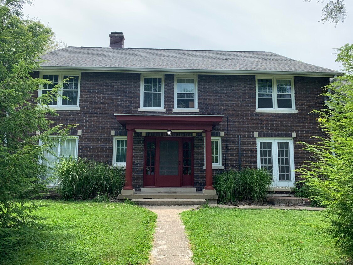Main Entry - 124 Northwood Blvd