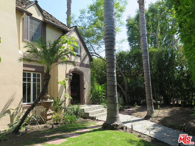 Building Photo - 802 Cloverdale Ave