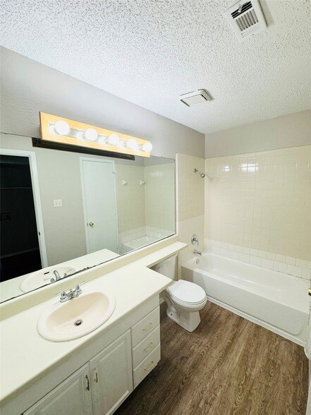 Foto del edificio - 821 Colchester Dr