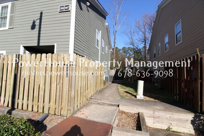 Building Photo - 2 BR, 2.5 Bath Upgraded end unit town home