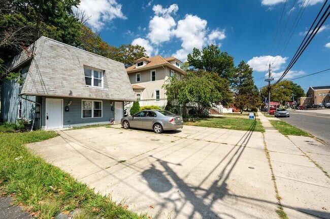 Foto del edificio - 45 W Clinton Ave