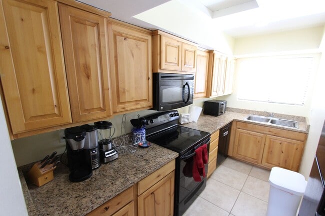 Foto del edificio - Fully Furnished 2BR Condo | Private Balcony + Covered Parking