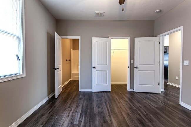 Building Photo - 3 Bed / 3 Bath 1200sqft House