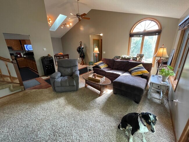 Foto del edificio - 5858 Red Cherry Ln