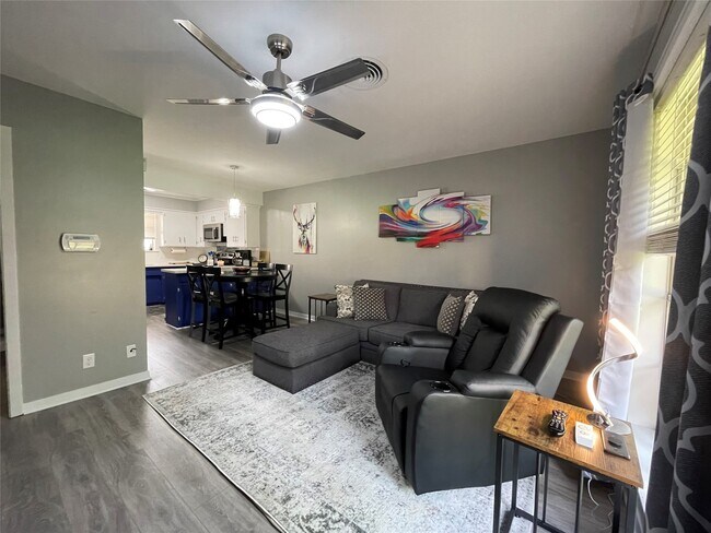 Foto del edificio - 402 Giddings Ln