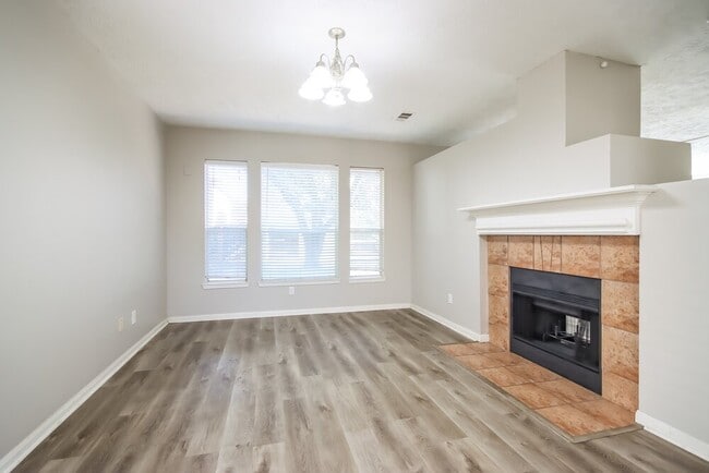 Building Photo - 16206 Hollow Rock Dr