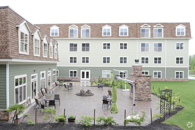 Patio trasero y chimenea - Chateau at Heritage Square