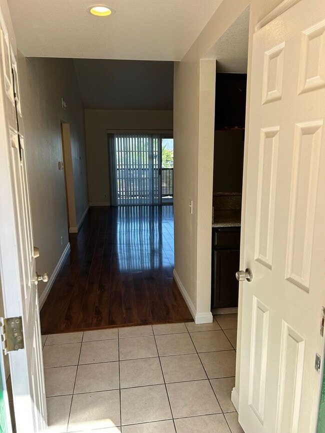 Building Photo - GREAT & SPACIOUS 2BD 2BA CONDO FOR LEASE!