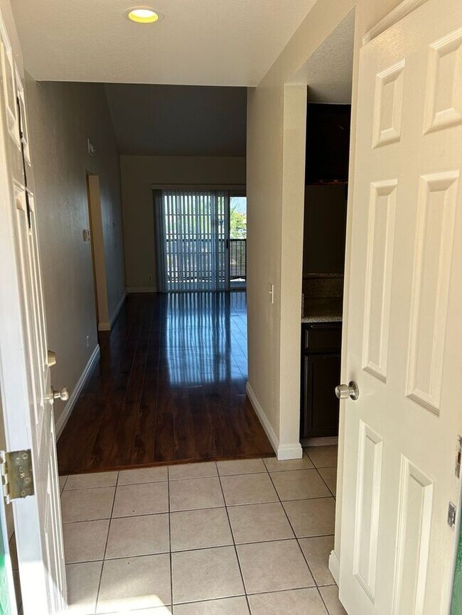 Foto del edificio - GREAT & SPACIOUS 2BD 2BA CONDO FOR LEASE!