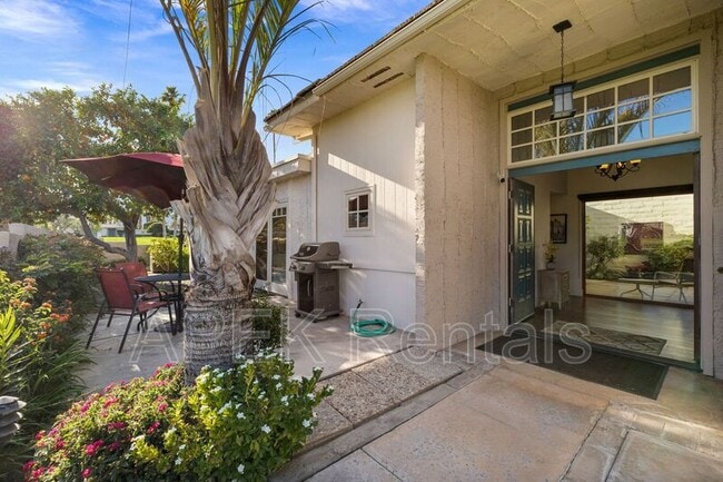 Building Photo - 74939 Vía Lago