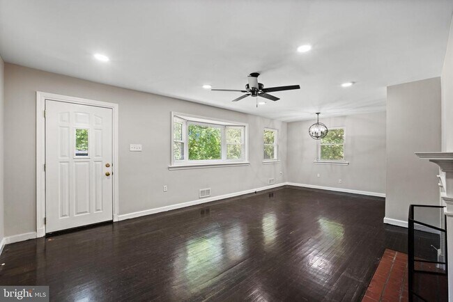 Building Photo - 121 Whitmoor Terrace