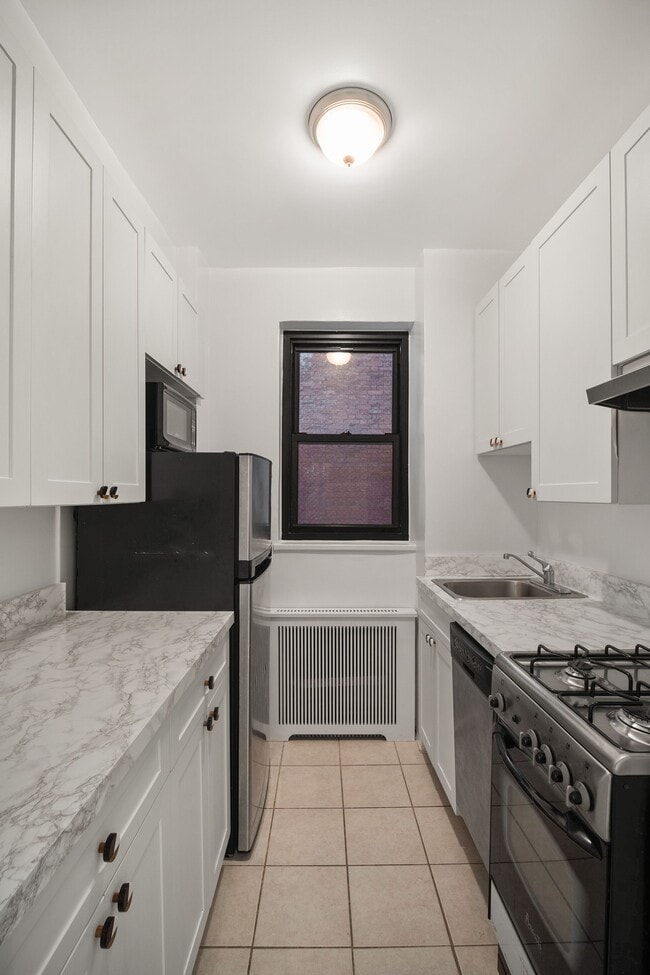 Building Photo - 30 E 37th St