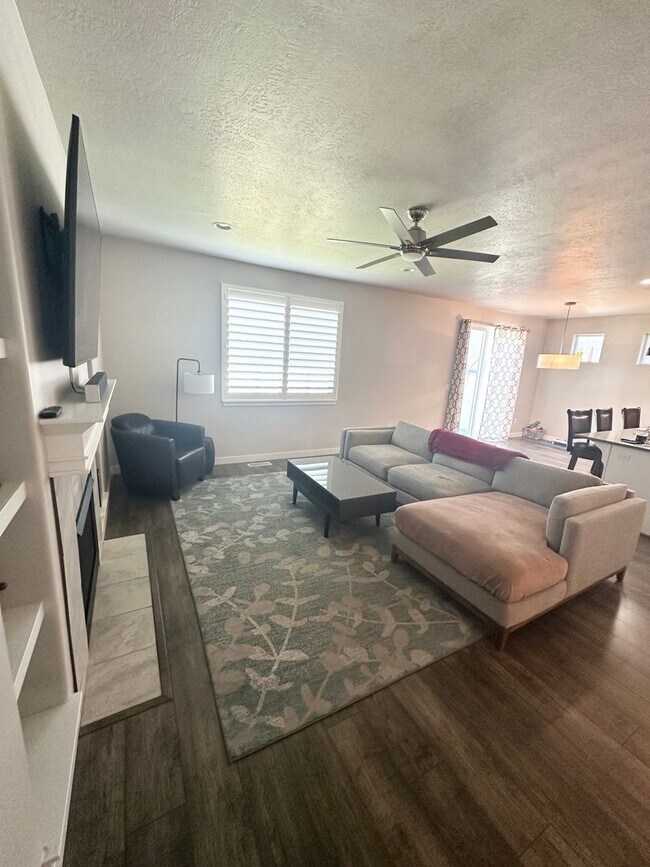 Foto del edificio - 4 bedroom/4 bathroom Home in Bluffdale