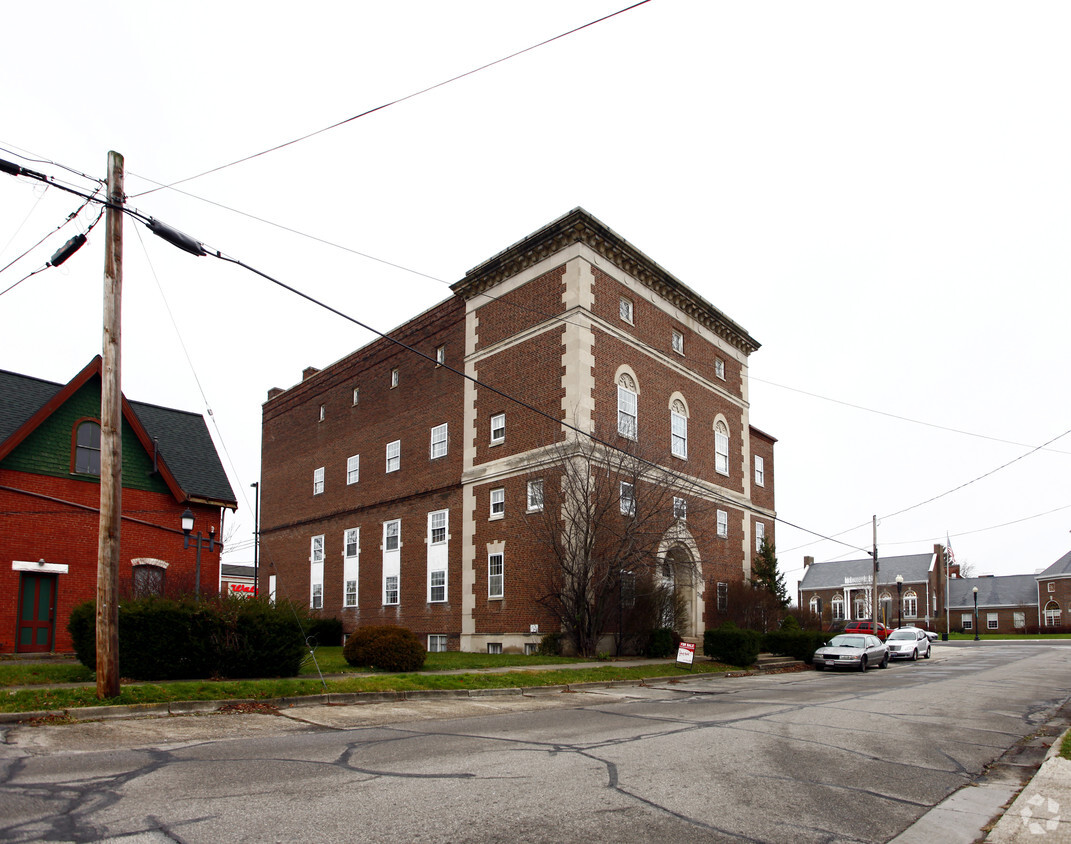 Primary Photo - Walnut Manor Apartments