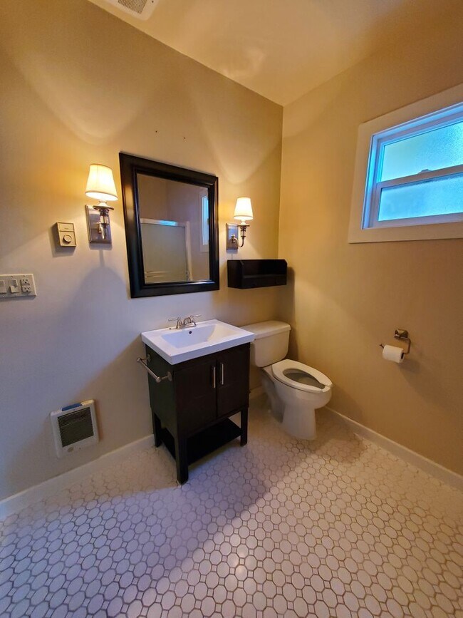 Building Photo - *Coming Soon*  2 Bedroom 1 bath home with ...