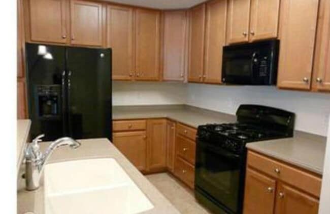 Kitchen - 2557 Eastbourne Dr