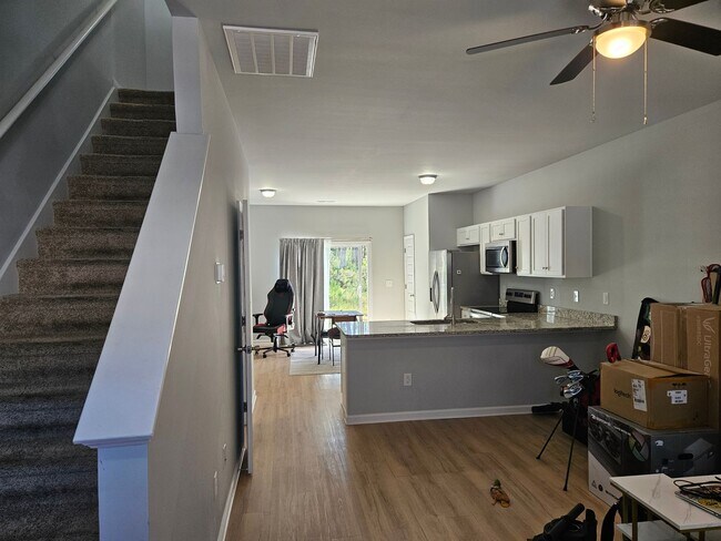 Foto del edificio - Beautiful unfurnished End unit - 2 bedroom...